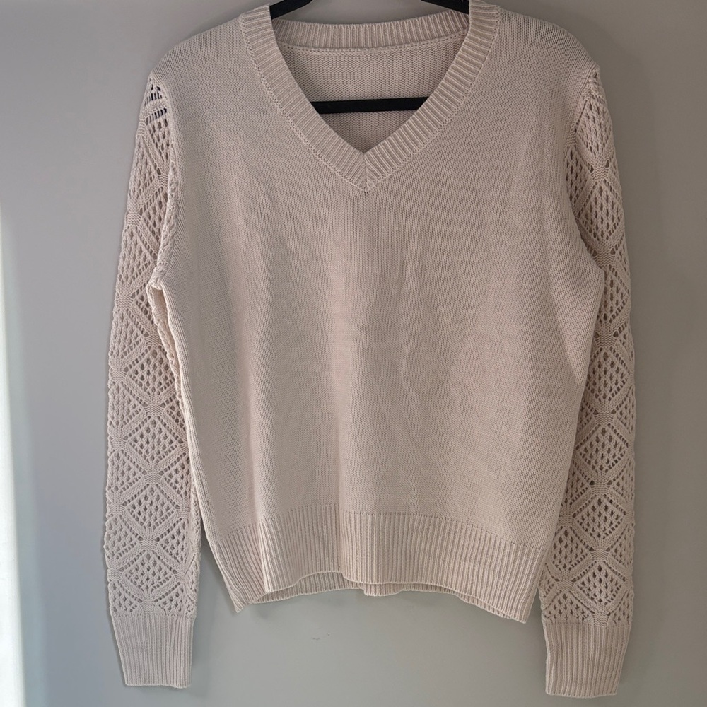 ❤️‍🔥3/$20 Chic Cream V-Neck Sweater with Knitted Sleeves Detail❤️‍🔥